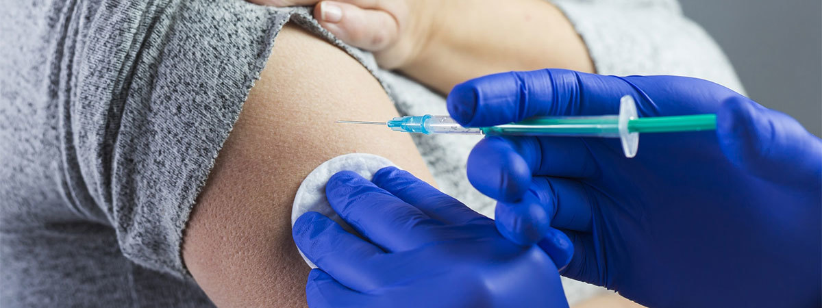 ИА REGNUM: Врач объяснил, кому обязательно вакцинироваться от коронавируса